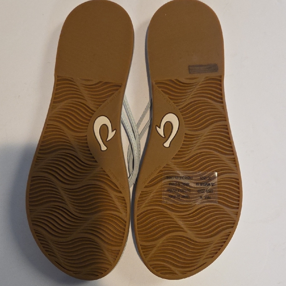OluKai AKA Women's Soft Gray Sandals - Picture 4 of 5